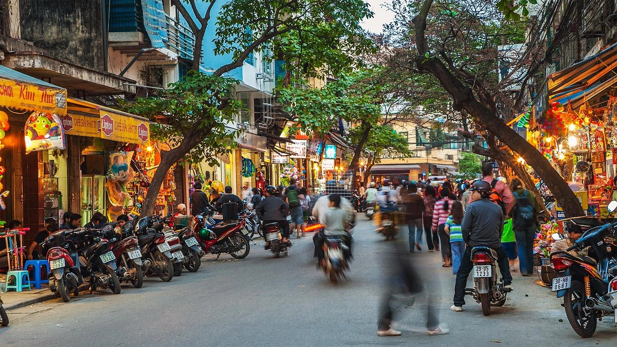 Delving into the Heart of the Old Quarter | A Sensory Overload (in the Best Way Possible)