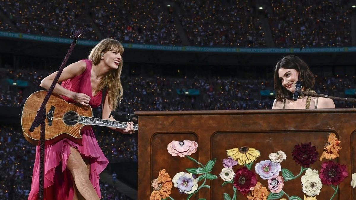 What's It Like to Tour With an Icon?
