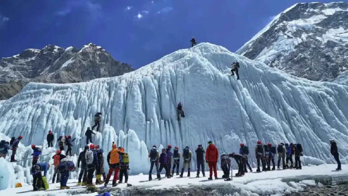 The Anatomy of an Everest Blizzard