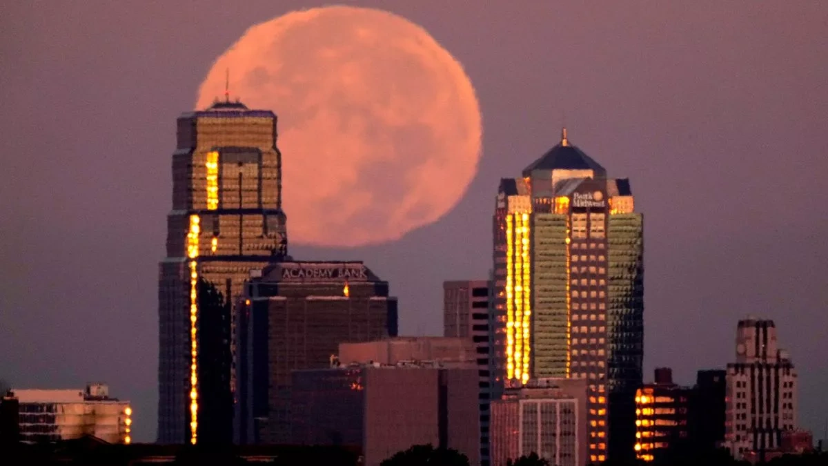 What Makes a Supermoon, Super?
